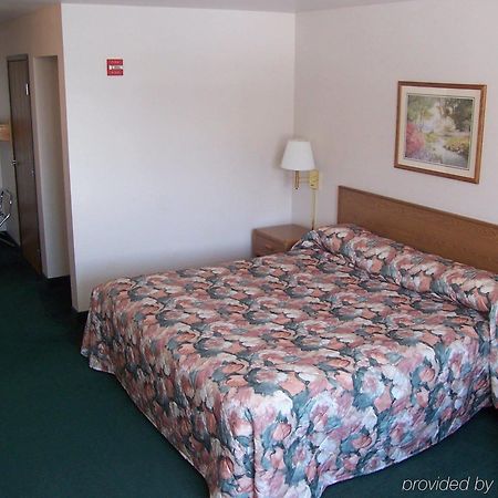 Budget Host Inn & Suites North Branch Room photo