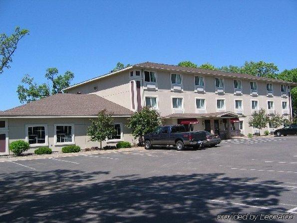 Budget Host Inn & Suites North Branch Exterior photo