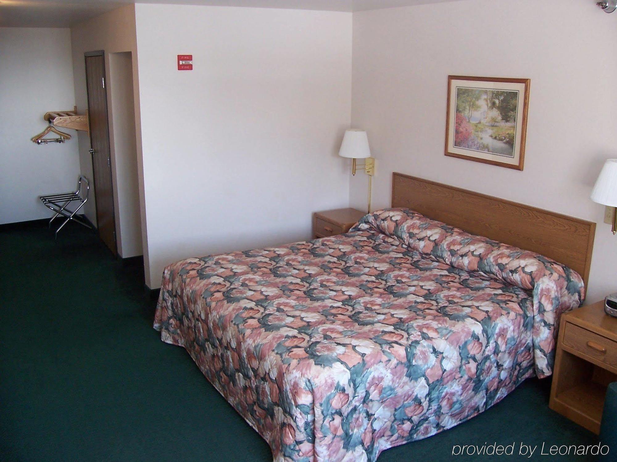 Budget Host Inn & Suites North Branch Room photo